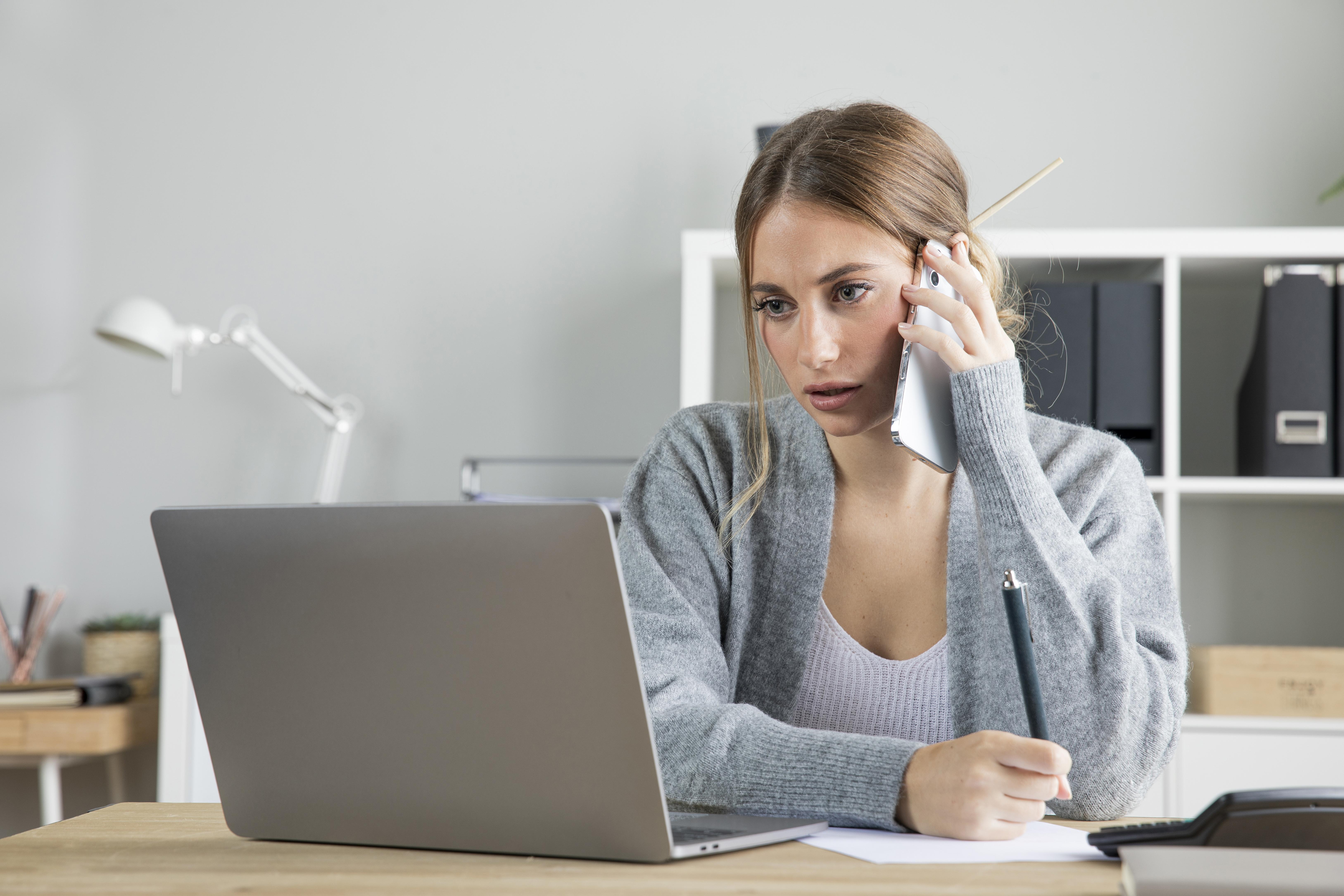 Person applying for a loan online with Gill Financial